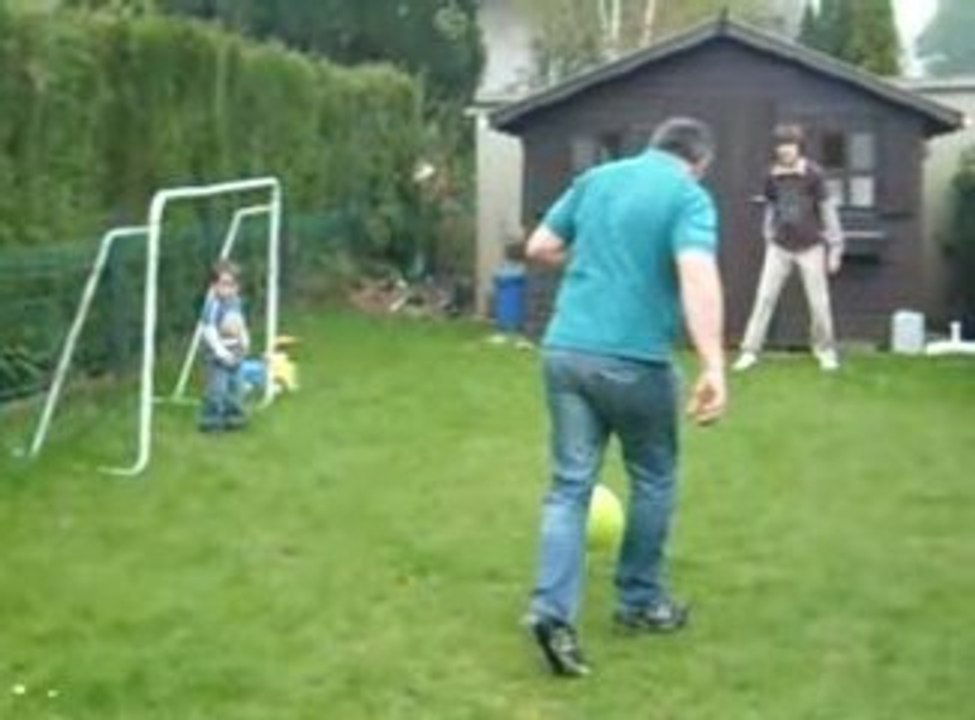 Dorian joue au foot