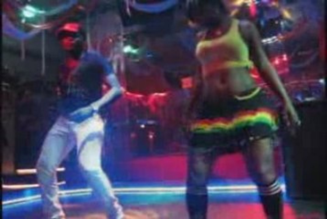 Abidjan.net Video   DJ Mix en prestation au Mix Discothèque