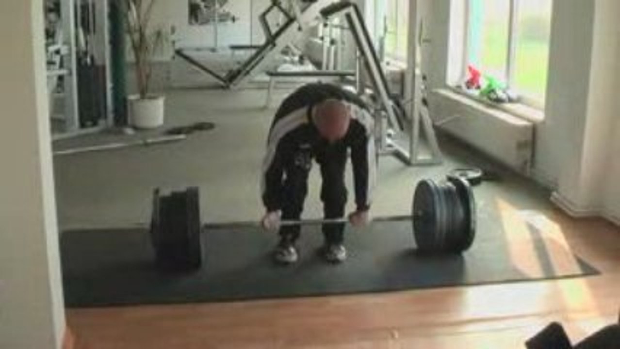 300 Kg (661 lbs) deadlift raw @ 84,5 Kg (186 lbs) bodyweight