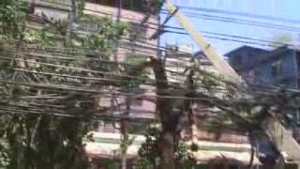 Un bus "fou" percute un pylone electrique pres des soldats