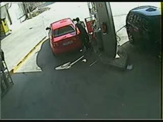 une femme à la pompe à essence