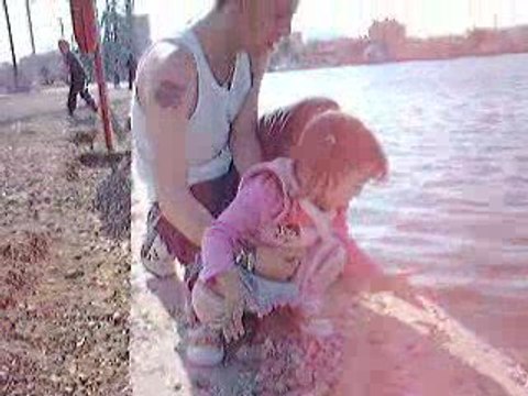 j'adore lancer les cailloux dans la mer