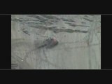 Voiture qui escalade un mur (vidéo ouf et rare)
