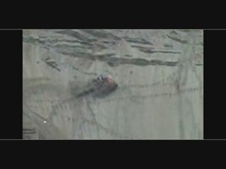 Voiture qui escalade un mur (vidéo ouf et rare)