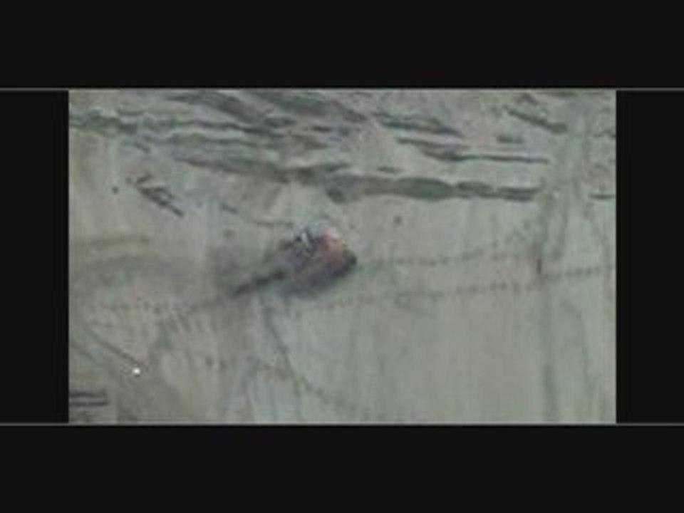 Voiture qui escalade un mur (vidéo ouf et rare)