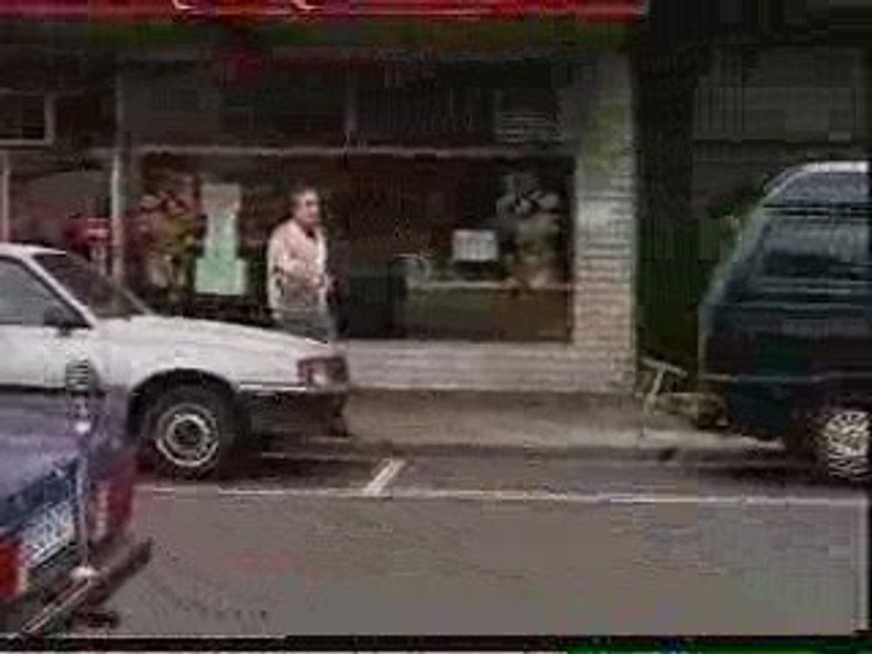 PIZZA GUY GETS HIT BY CAR! WWW.EPR-HOODIA.COM