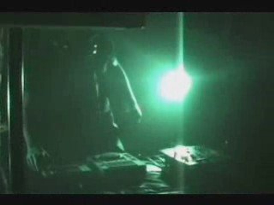 ELEKTROBALL Dj In The Box! spinning