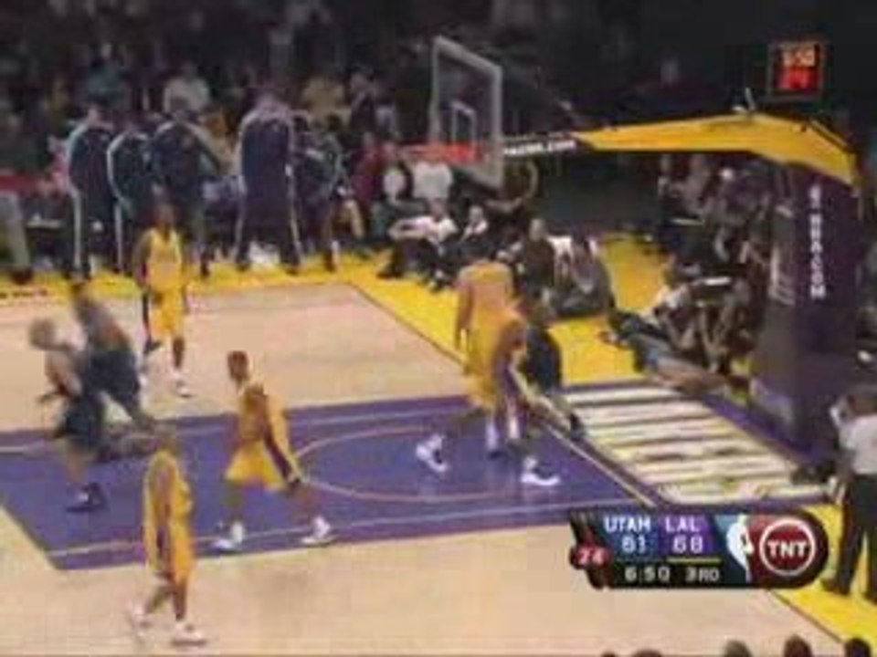 Deron_Williams_Drives_for_a_Monster_One-Handed_Jam