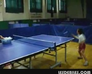 Jeune et incroyable championne de ping pong -