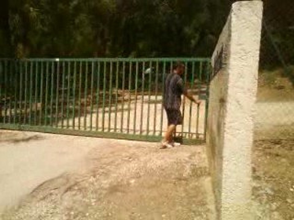 Charles ferme le portail