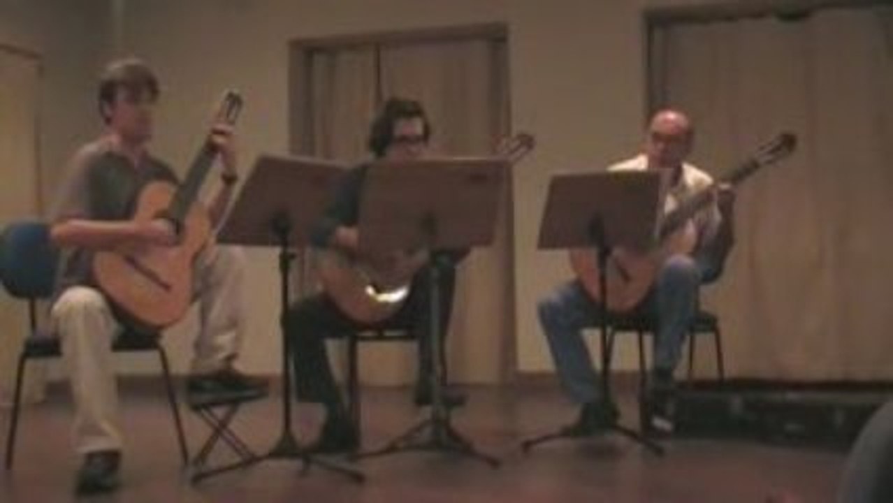 São Luis Guitar Trio Plays "Philip Hunghton"