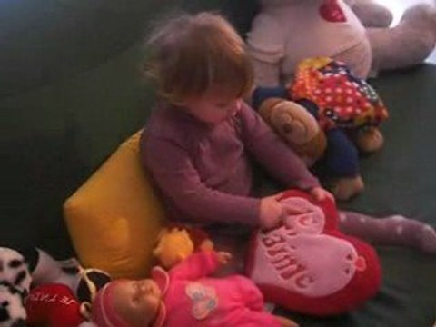 Morgane joue avec les peluches