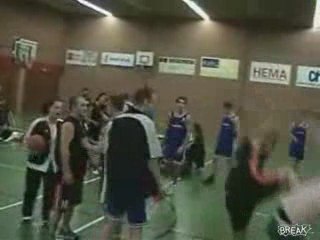 Régis se prend un HIGH kICK [KO]