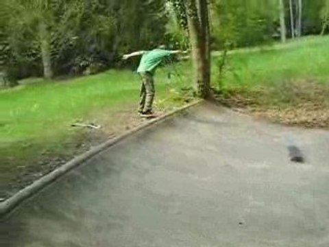 INITIATION SKATE BOWL LA FERTE sous JOUARRE partie 1