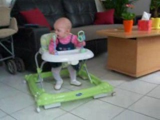 Florine dans le trotteur