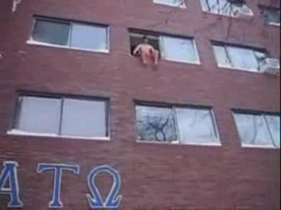 Saut dans la neige depuis un immeuble