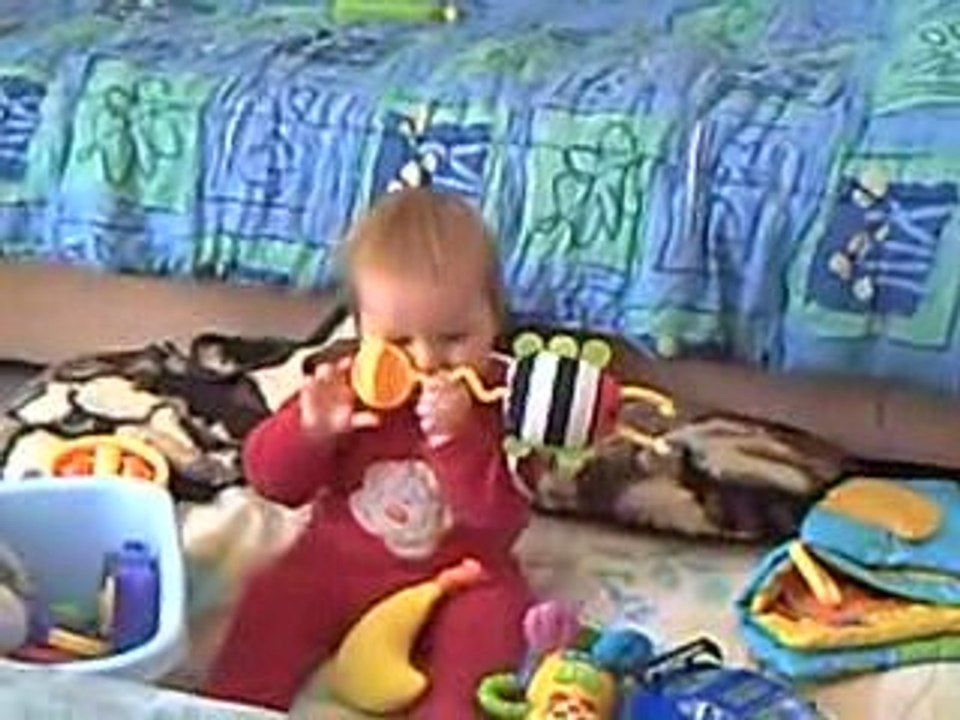 Lucas assis sur la couette