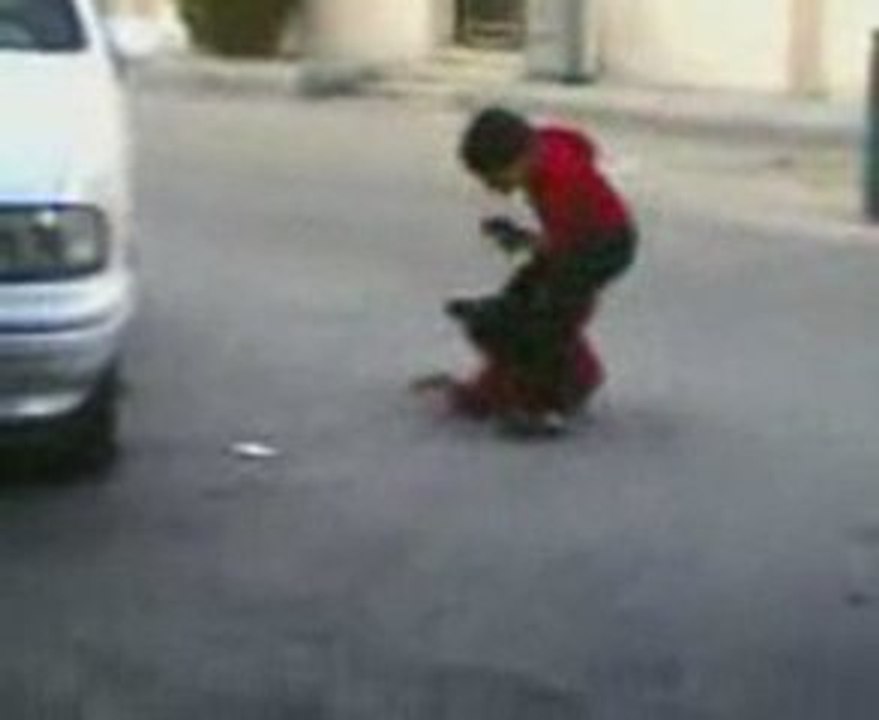 Un enfant a peur de la police