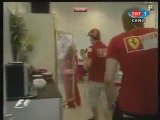 Kimi Raikkonen mange une glace