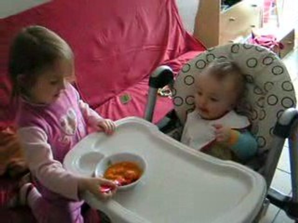 Grande soeur donne le repas