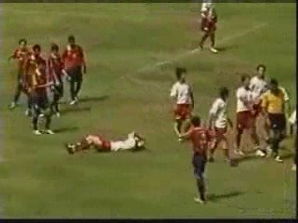 Des joueurs de foot coursent un arbitre! MDR