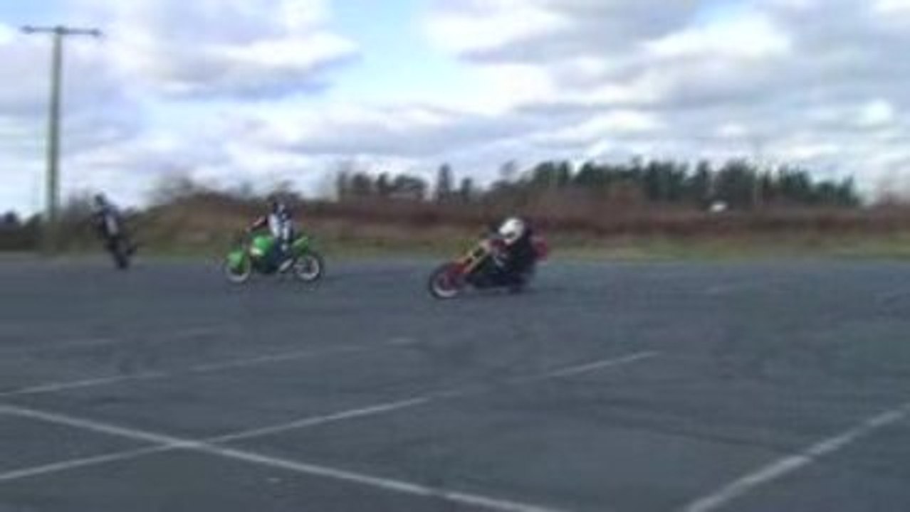 Drift en cercle sur une moto