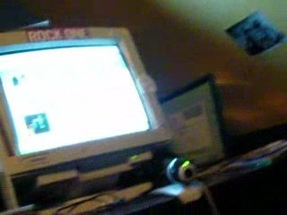 Geek de retour !!! le ti frère a l'ordi :p