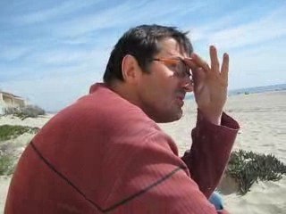 gars bizarre a la plage lol