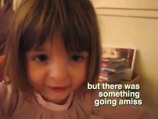 une petite fille raconte une histoire