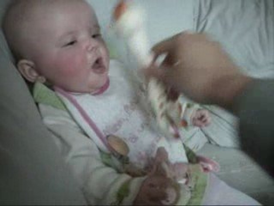 Anaelle et sophie la girafe