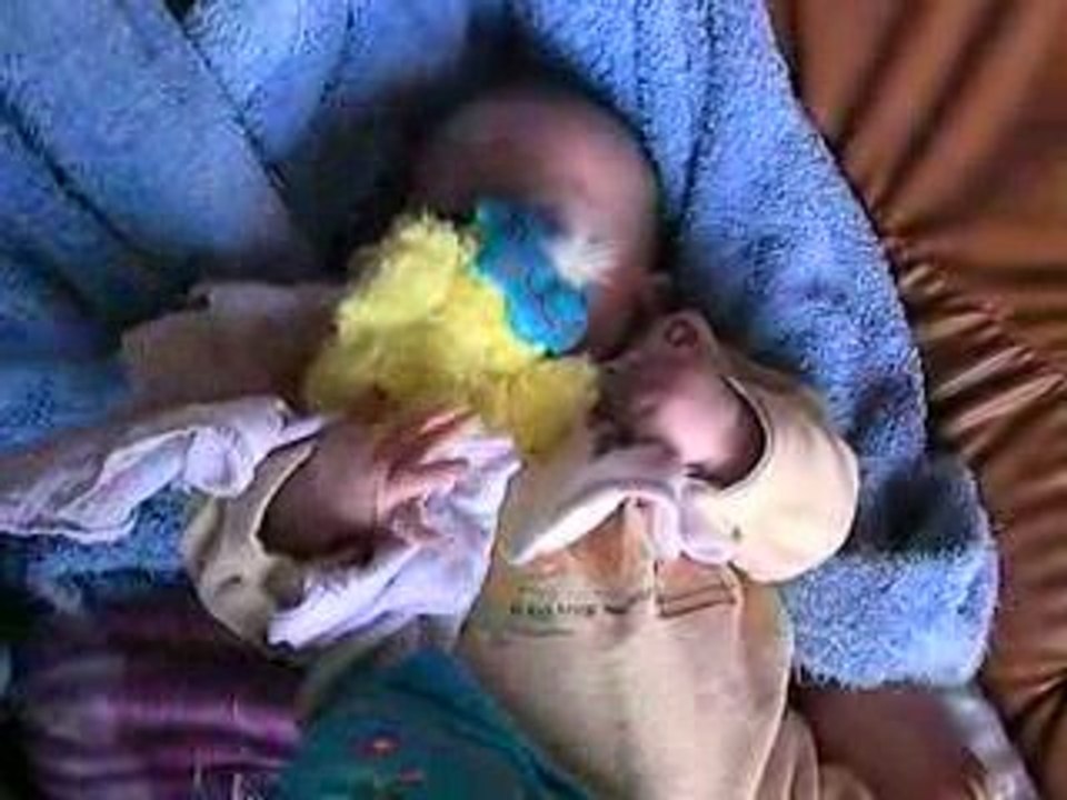 Léo dans les bras de son Papa