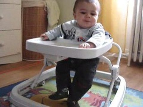 premier pas de kyky dans le trotteur