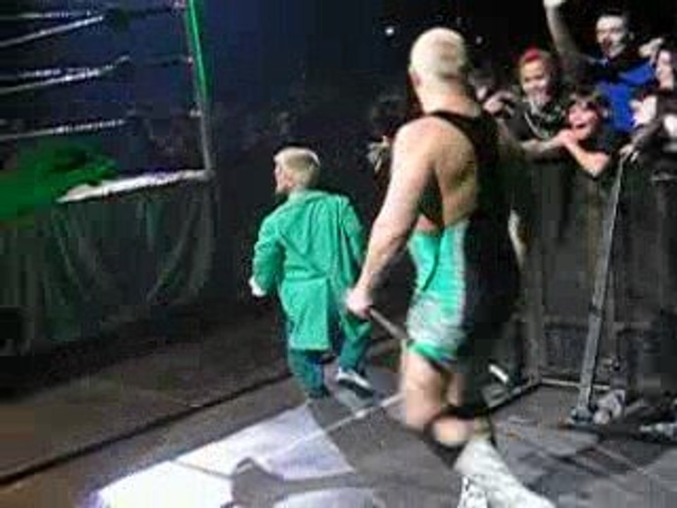 Entrée FINLAY et HORNSWOGGLE wwe smackdown strasbourg 2009