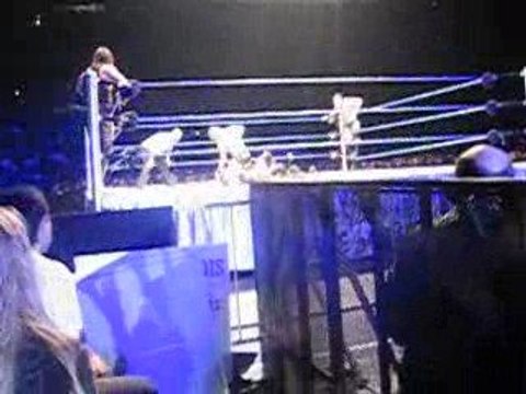 TRIPLE H VS RANDY ORTON fight dans l'allée des catcheurs