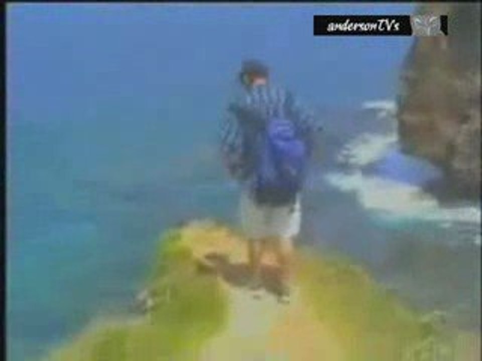 Fantôme filmé sautant d'une falaise (vidéo officielle)