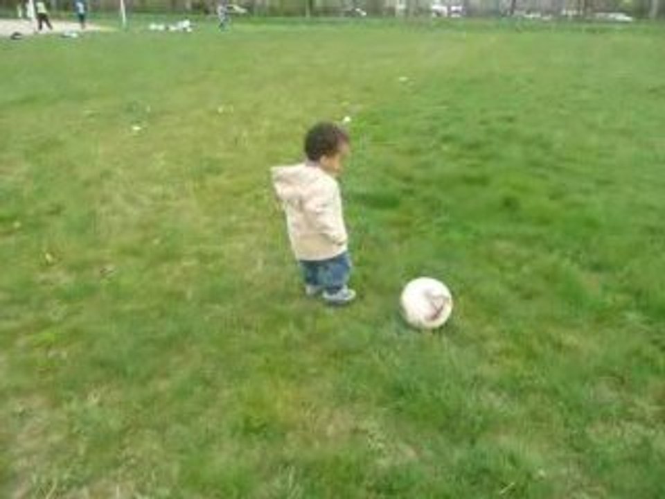 Ebby joue au foot à 17 mois