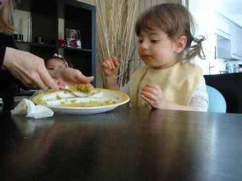 Je mange toute seule!