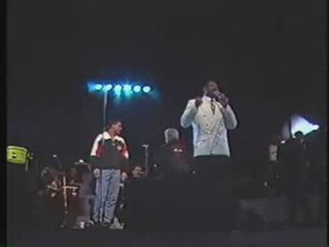 OSCAR DE LEON SALSA HAY QUE TRABAJAR CLIP LIVE MUZIK LATINO