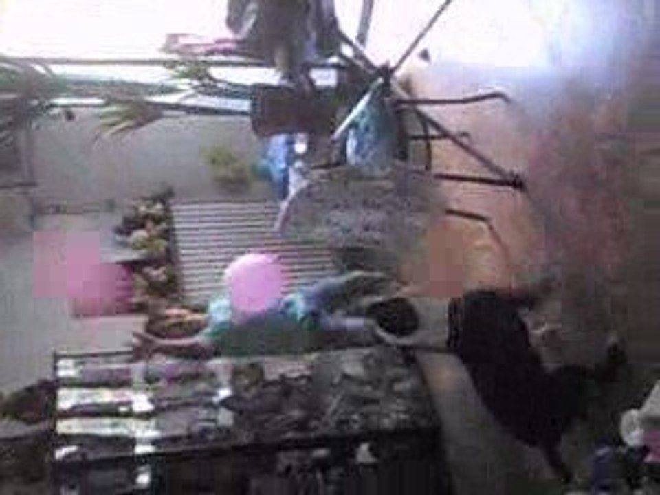 Athéna éclate les ballon!!