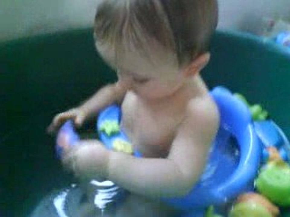 Théo dans son bain
