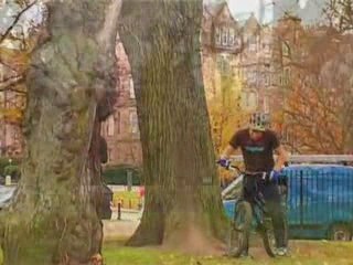 Danny MacAskill fait du trial dans les rues d'Edimbourg