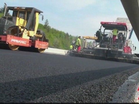 Chantier de l'A31 : pose de la couche de bitume finale