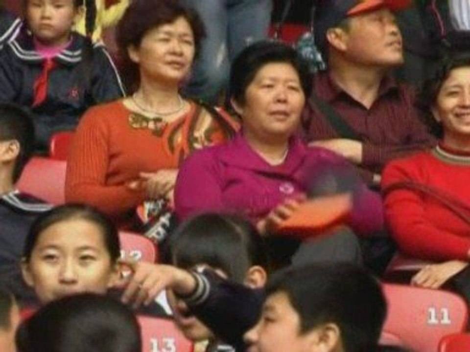 Thousands flock to Olympic Bird's Nest