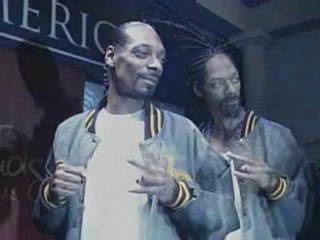 Snoop Dogg checks out his wax figure