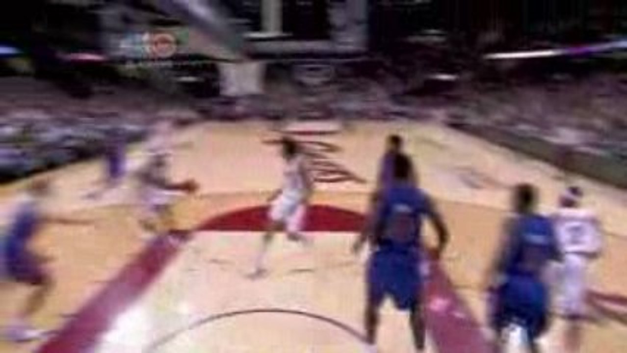 NBA Mo Williams feeds a LeBron James with a pretty dish for