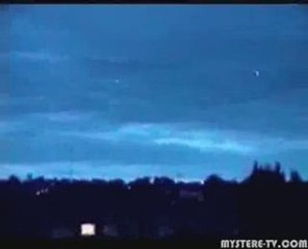 Ovni orange traverse le ciel .Angleterre . 1er février 2009