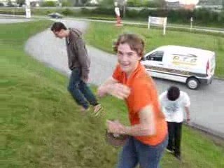 niels mange un panneau en bmx