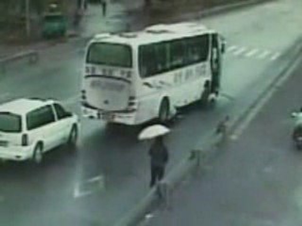 bus écrase un homme mais il est vivant!!