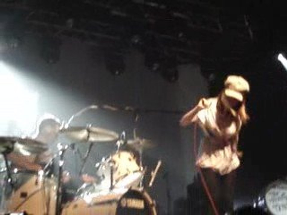 Intro "We walk" live des Ting Tings au Bataclan le 20/04/09