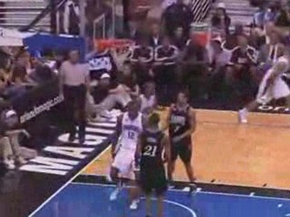 Dwight Howard Stuffs the Putback